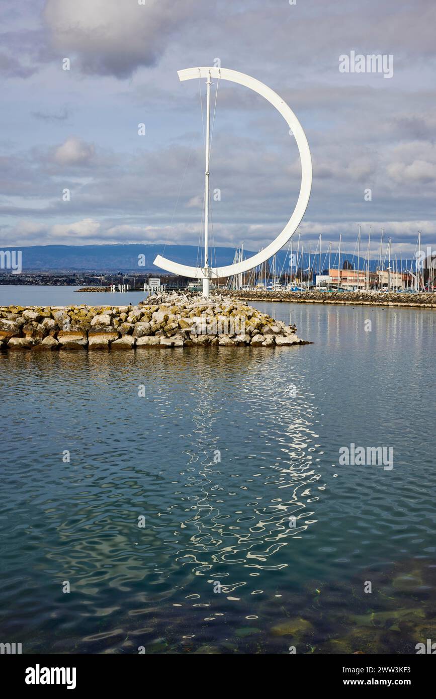 Grande girouette semi-circulaire Eole, sculpture de l'artiste Clelia Bettua dans le port d'Ouchy, dans le quartier Ouchy de Lausanne Banque D'Images
