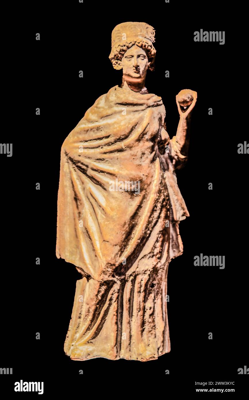 Tanagrin, figures féminines portant un chiton et un manteau et avec des coiffures élaborées, objets funéraires, IIIe siècle, Musée archéologique, Castello di Banque D'Images