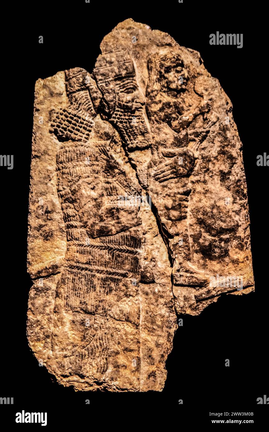 Soldat assyrien enlevant une statue d'un Dieu d'un temple dans une ville ennemie, Ninieveh, Palais du Sud-Ouest, 704-681 av. J.-C., Musée archéologique Banque D'Images