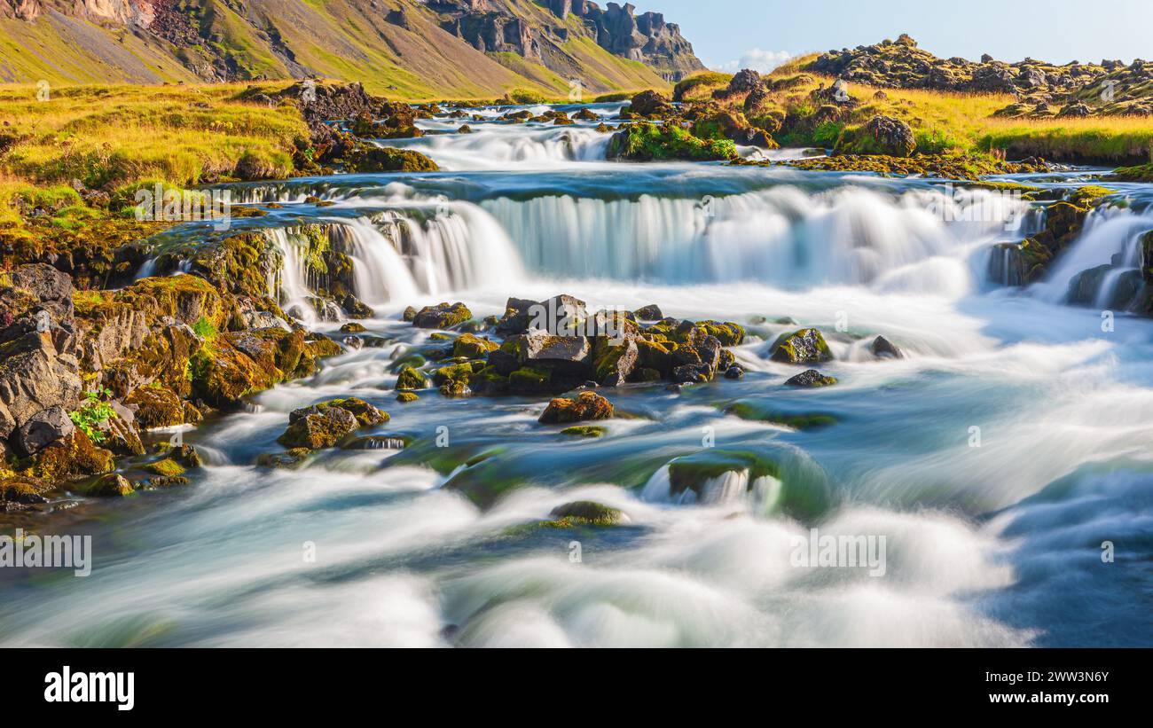 Une photo horizontale 16:9 de quelques petites cascades près de Kirkjubaejarklaustur sur la côte sud de l'Islande Banque D'Images