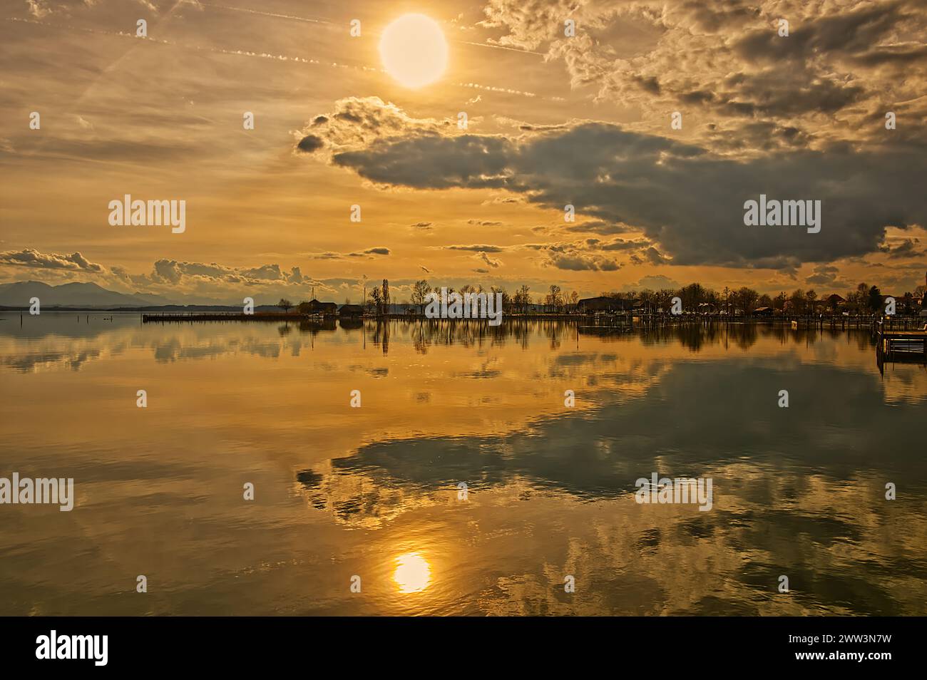 Paysage étonnant d'un lac aux couleurs dorées avec miroir et réflexions Banque D'Images