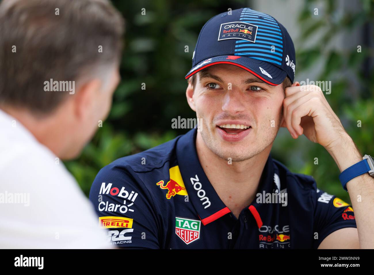 Albert Park Grand Prix circuit, 21 mars 2024 : Max Verstappen (NED) et Christian Horner ou Red Bull Racing discutent dans le paddock lors du Grand Prix australien de formule 1 2024. Corleve/Alamy Live News Banque D'Images