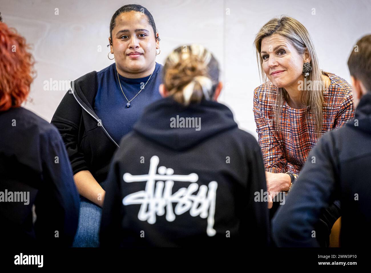 AMSTERDAM - Queen Maxima lors de conversations avec des élèves de la troisième année de l'enseignement secondaire préprofessionnel à l'école Tobias d'Amsterdam. Lors de sa visite de travail, la Reine a également regardé quelques scènes d’une performance de Talk to me de KiKiKiD. ANP POOL PATRICK VAN KATWIJK pays-bas Out - belgique Out Banque D'Images