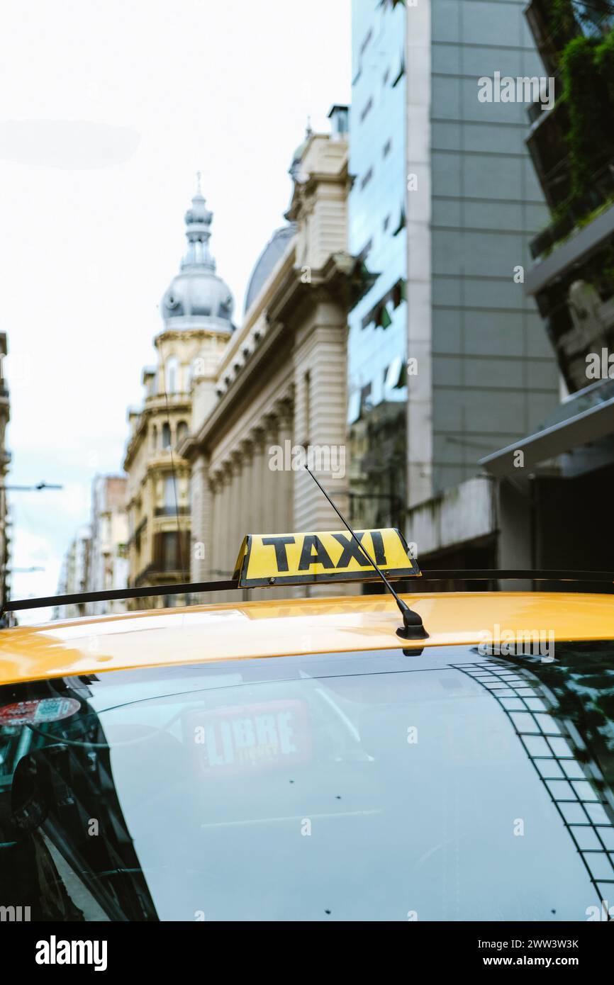 Signe de taxi avec bâtiment sur le fond. Taxis de la ville de Rosario. Contexte d'insécurité due à la violence actuelle liée aux drogues en Argentine Banque D'Images