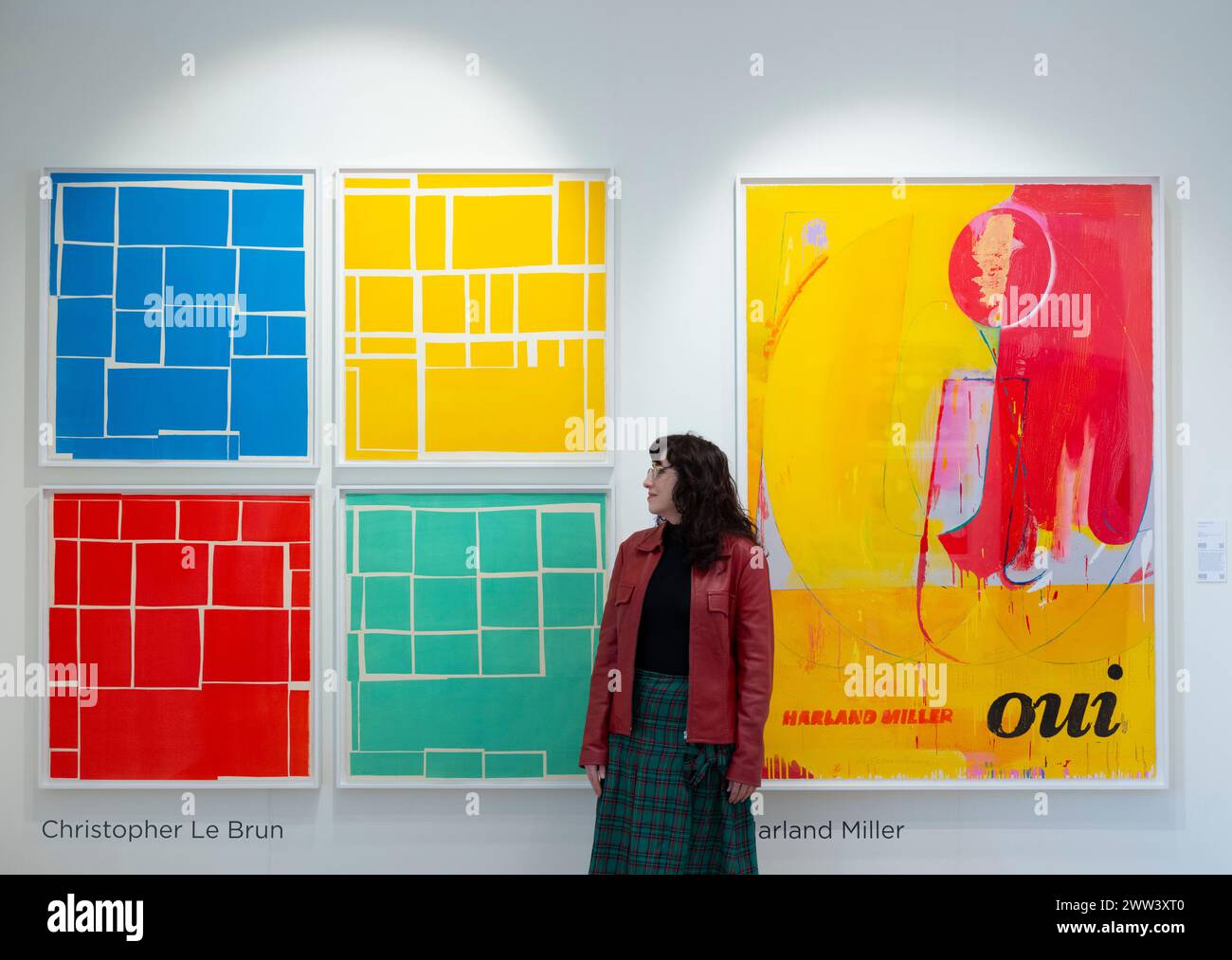 Somerset House, Londres, Royaume-Uni. 21 mars 2024. La foire de l'impression originale de Londres ouvre ses portes au public du 21 au 24 mars, mettant en vedette six siècles de gravure, avec des œuvres des plus grands artistes du monde et les dernières œuvres de talents émergents sortis de la presse. LOPF est la foire d'art la plus ancienne de Londres et la foire spécialisée de l'impression la plus ancienne au monde. Image (à gauche) : Christopher le Brun, Lustrations IV (série de 4), Manifold Editions Stand. Crédit : Malcolm Park/Alamy Live News Banque D'Images