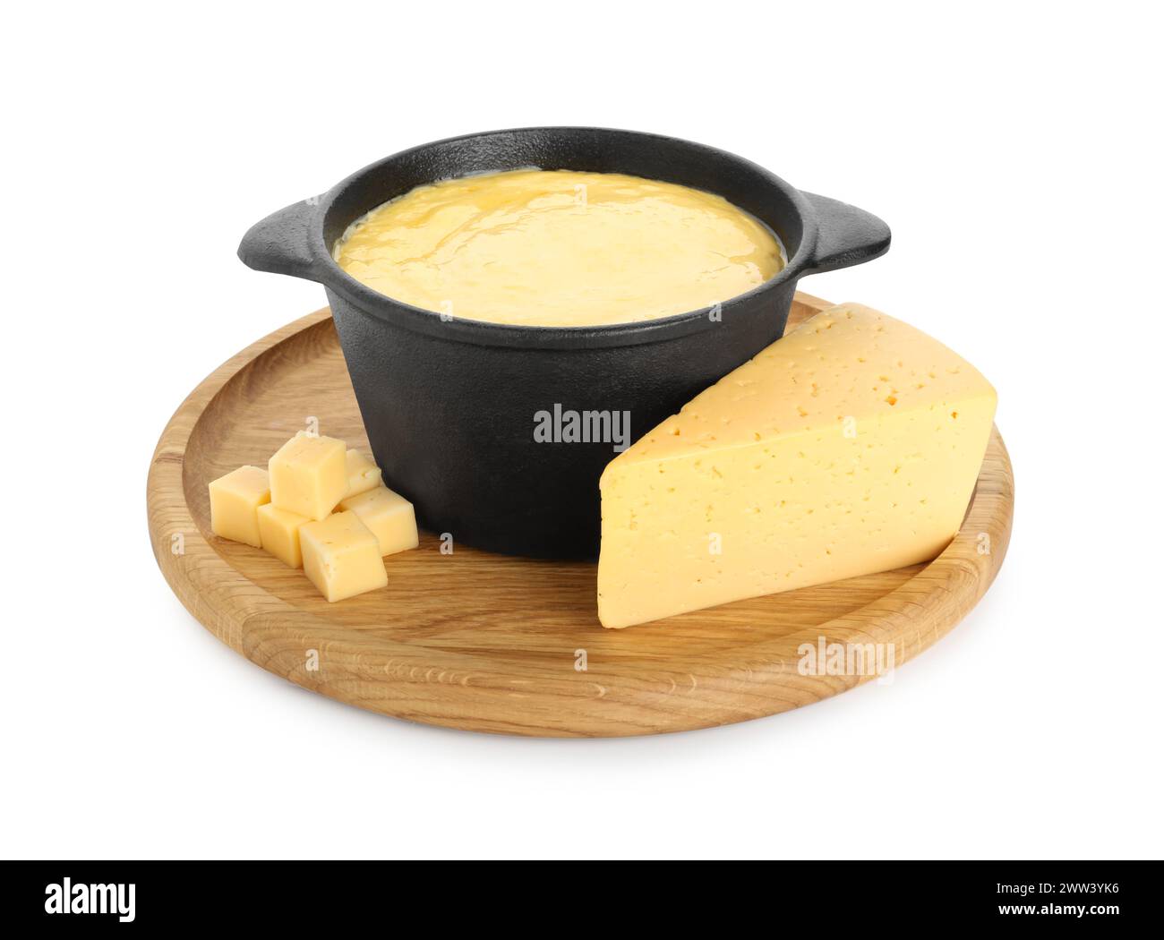 Fondue au fromage fondu savoureux et morceaux isolés sur blanc Banque D'Images