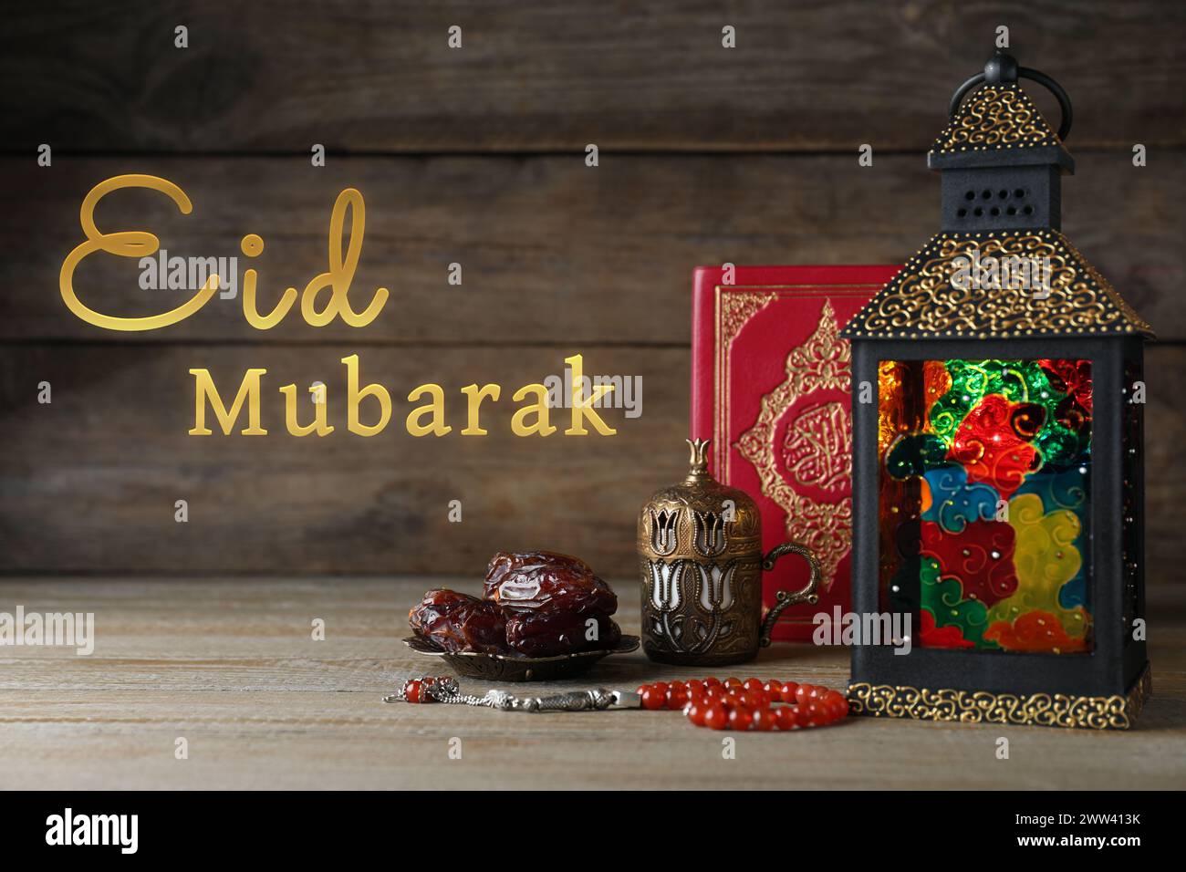 Carte de voeux Eid Moubarak. Composition avec lanterne arabe et Coran sur table en bois Banque D'Images