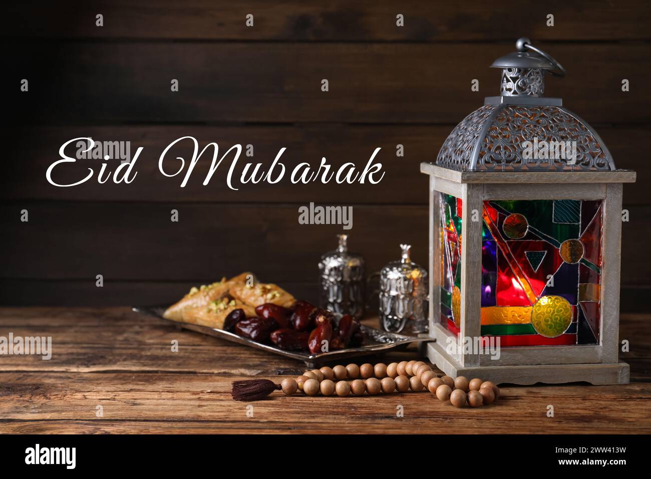 Carte de voeux Eid Moubarak. Composition avec lanterne arabe et misbaha sur table en bois Banque D'Images