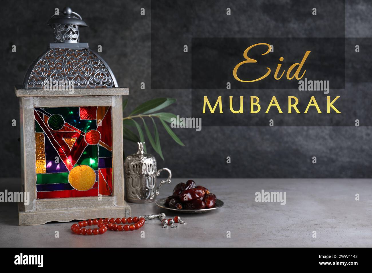 Carte de voeux Eid Moubarak. Composition avec lanterne arabe et misbaha sur table grise Banque D'Images