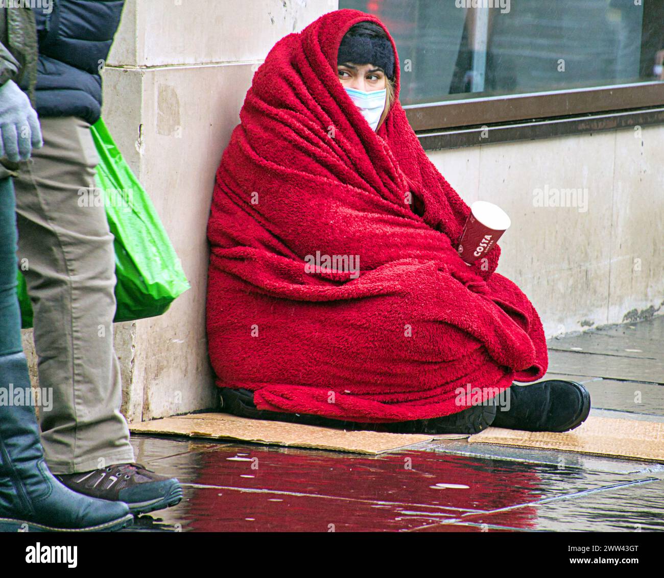 Glasgow, Écosse, Royaume-Uni. 21 mars 2024 : Météo britannique : le climat printanier dans la ville de style mile et capitale du shopping de l'écosse, buchanan Street, a vu des conditions humides et venteuses alors que les locaux et les touristes luttaient sous leurs parapluies. Crédit Gerard Ferry/Alamy Live News Banque D'Images