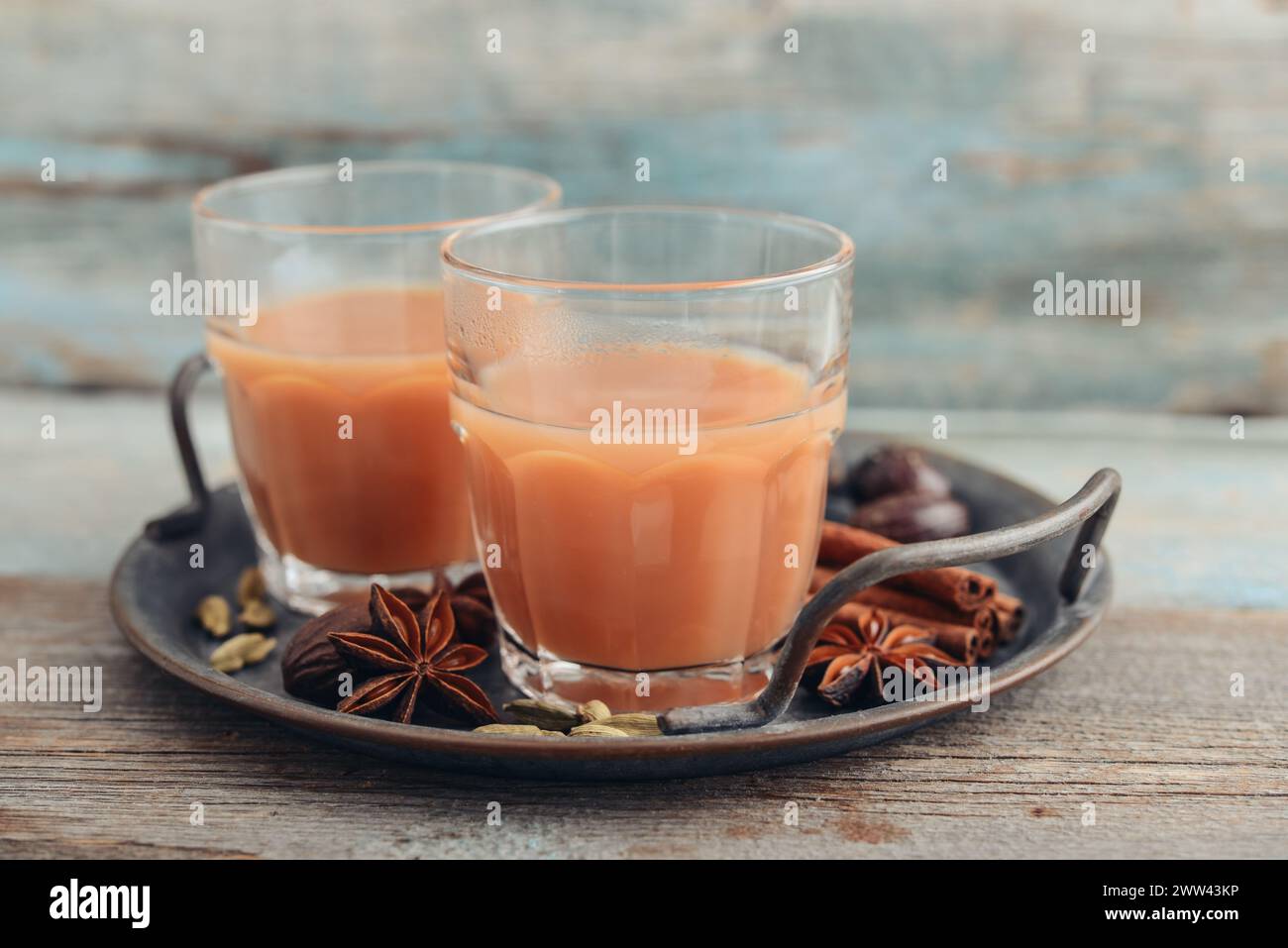 Boisson indienne traditionnelle - thé masala avec des épices sur plateau en métal sur fond en bois Banque D'Images