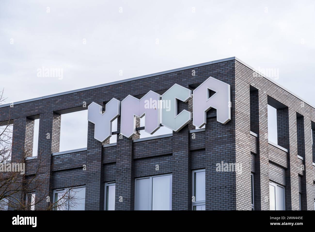 Wolverhampton, Royaume-Uni - 21 mars 2024 : affichage extérieur du YMCA, une association caritative pour jeunes Banque D'Images