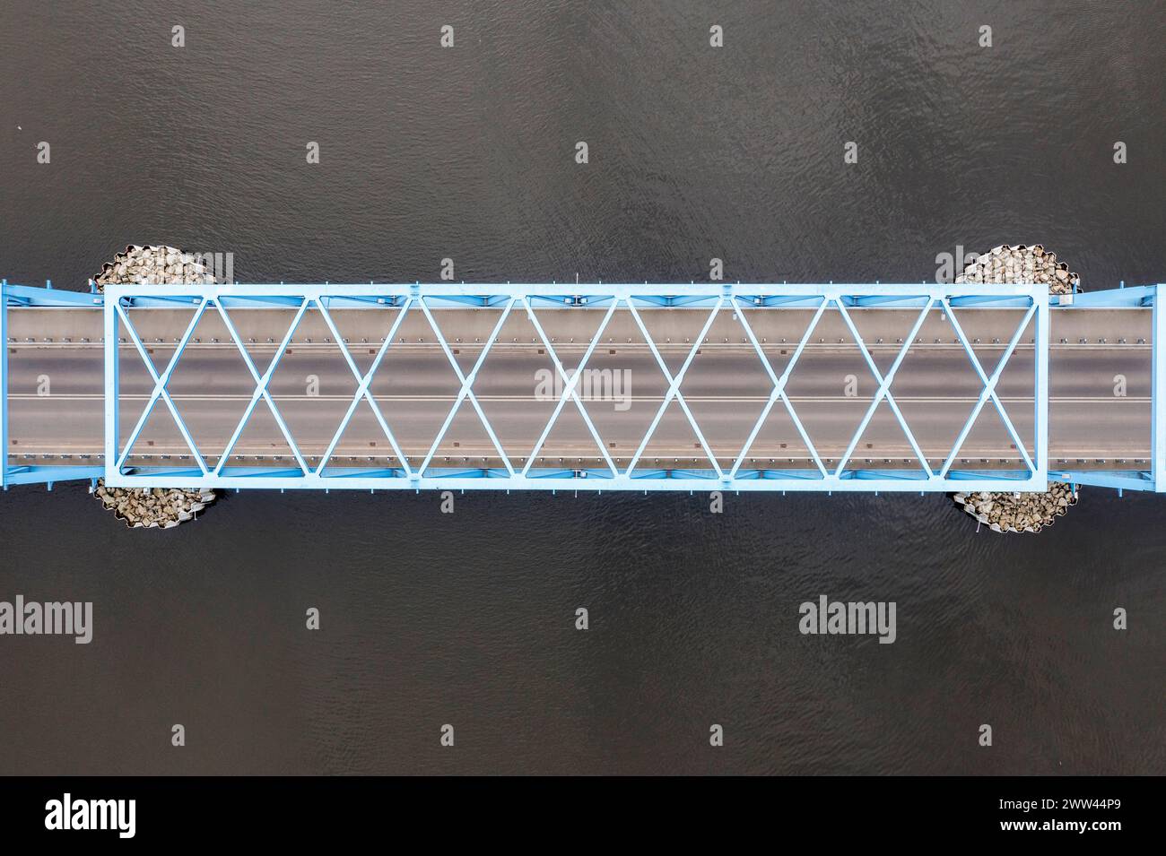 Pont sur la rivière, vue depuis le drone. Banque D'Images