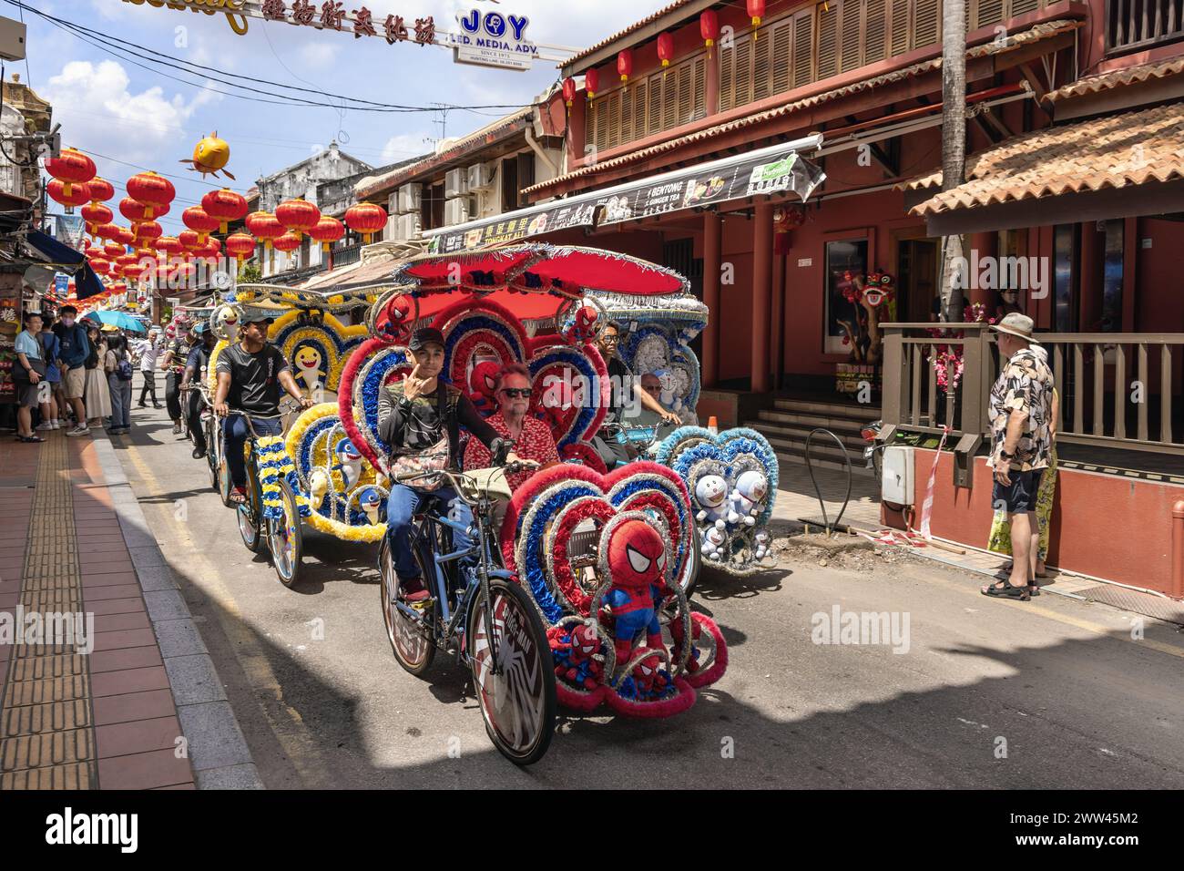 Trishaws décorés, ou rikshaws à vélo, transportant des touristes dans les rues de Malacca, Malaisie Banque D'Images