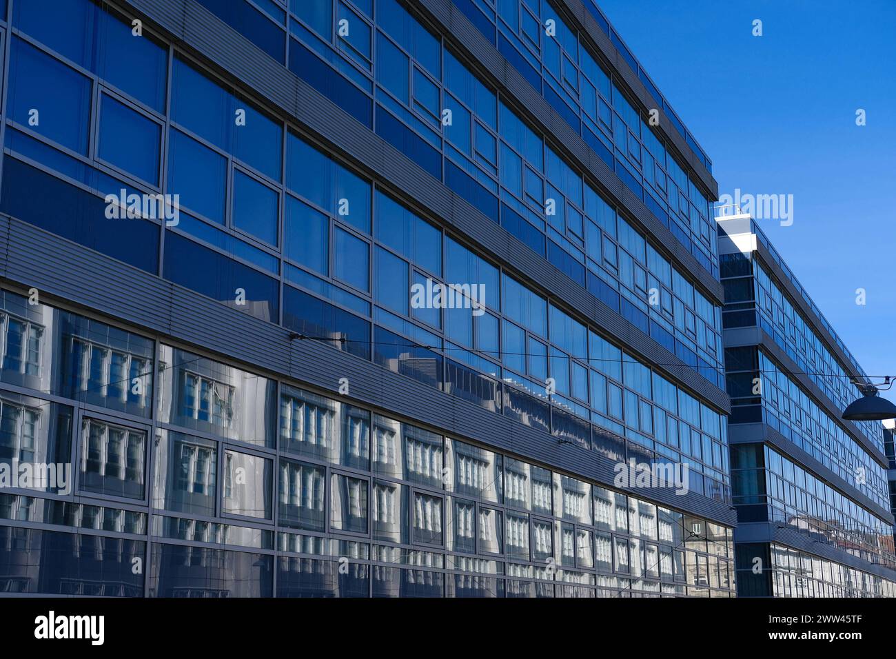 Fassade Europäisches Patentamt München Außenansicht Fensterfront Europäisches Patentamt München. Der gegenüberliegende Gebäudeteil des Europäischen Pa Banque D'Images