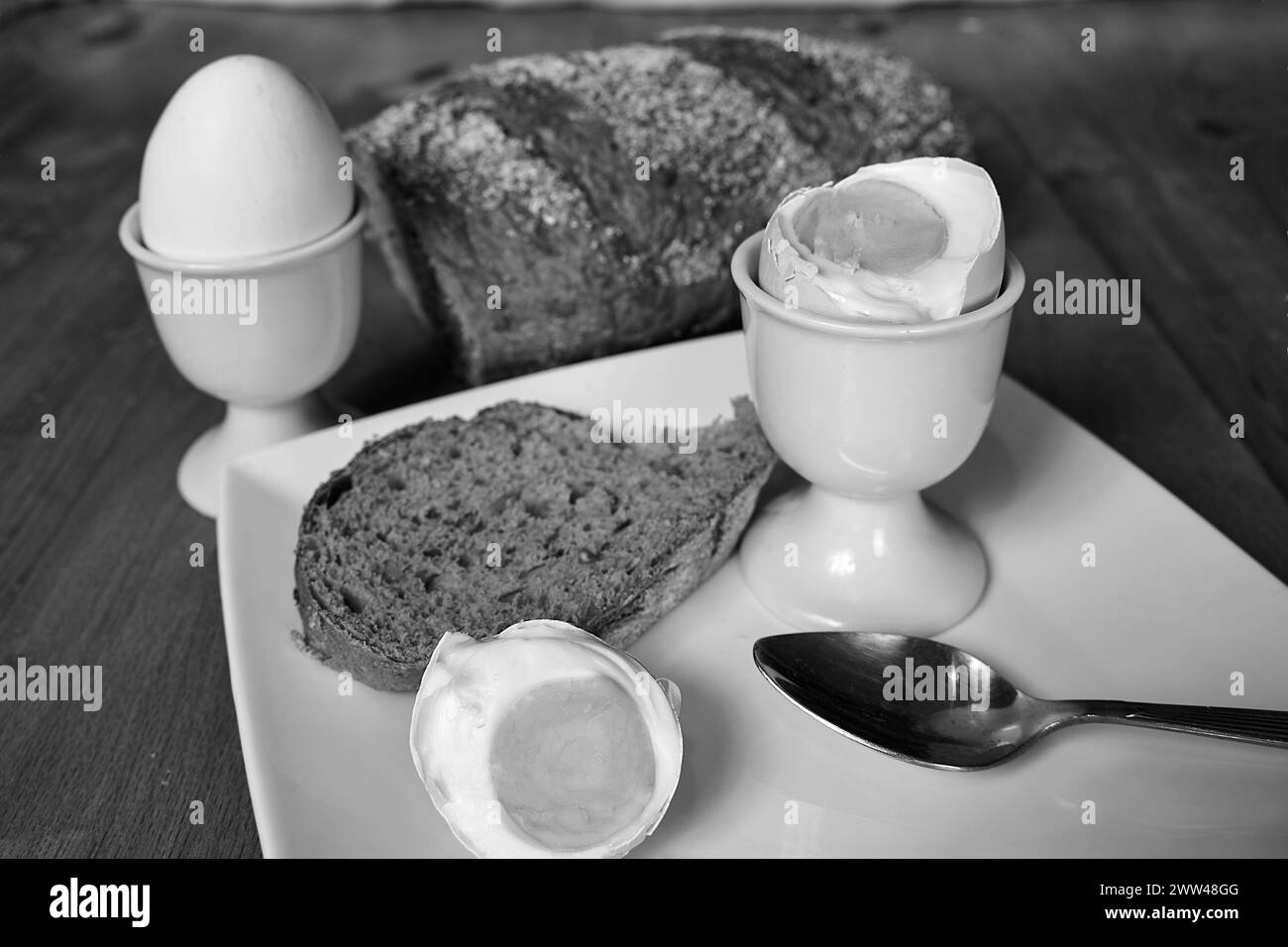 Plats traditionnels pour le petit déjeuner de Pâques et le beurre d'agneau en Pologne, monochrome Banque D'Images
