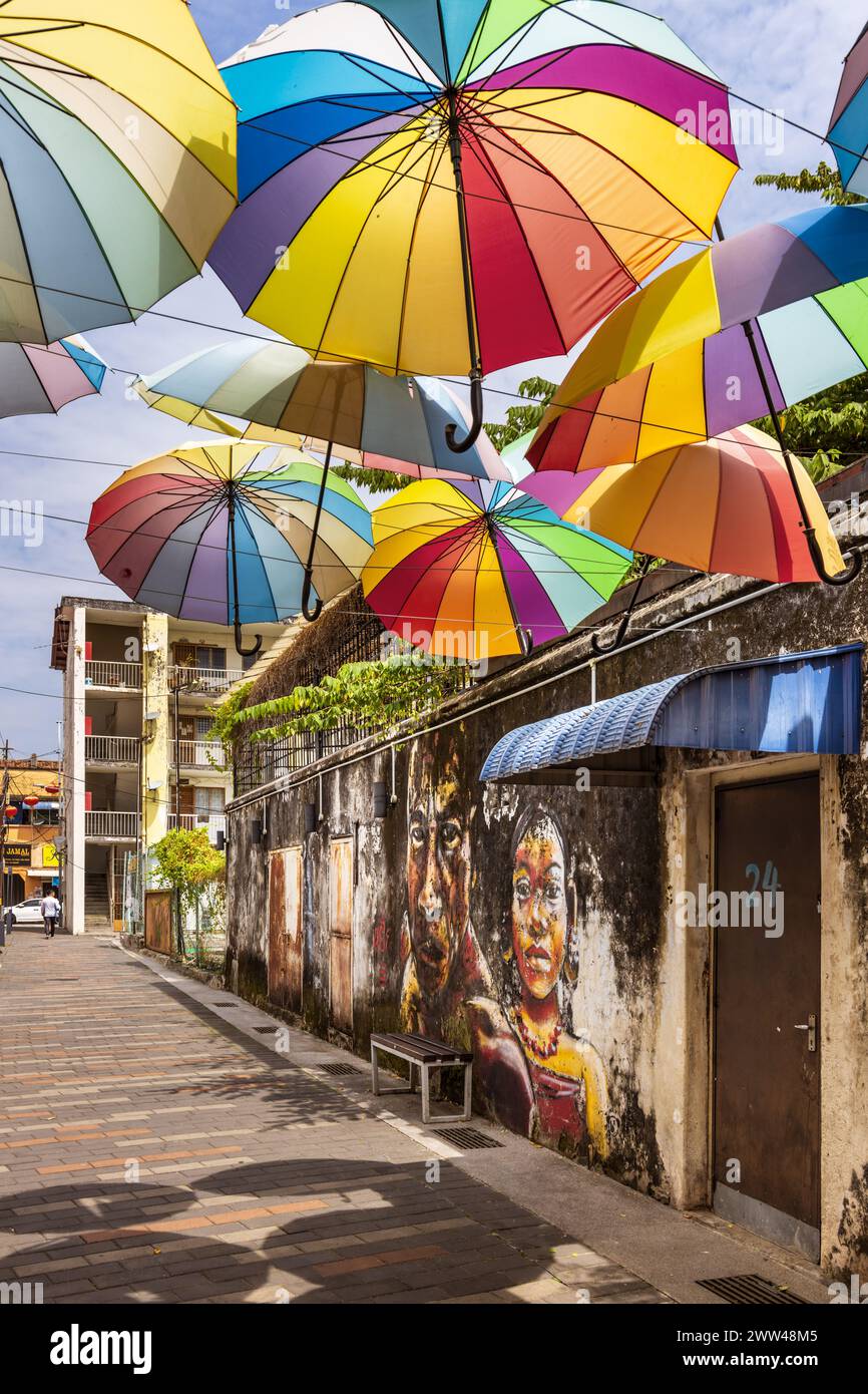 Street art et parasols suspendus fournissent couleur et ombre à George Town, Penang, Malaisie Banque D'Images