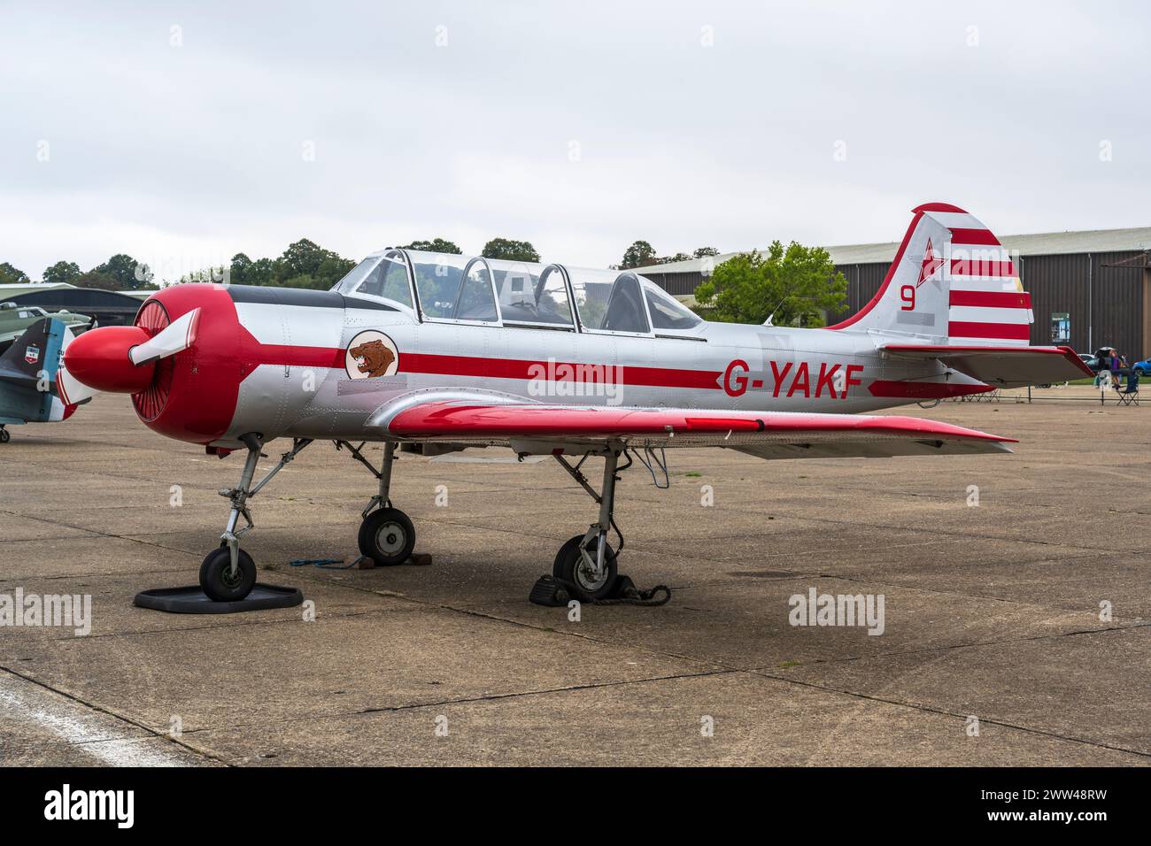 Yakovlev (Aerostar) Yak-52 G-YAKF en exposition statique au Duxford Battle of Britain Air Show 2022, Duxford Airfield, Cambridgeshire, Angleterre, Royaume-Uni Banque D'Images