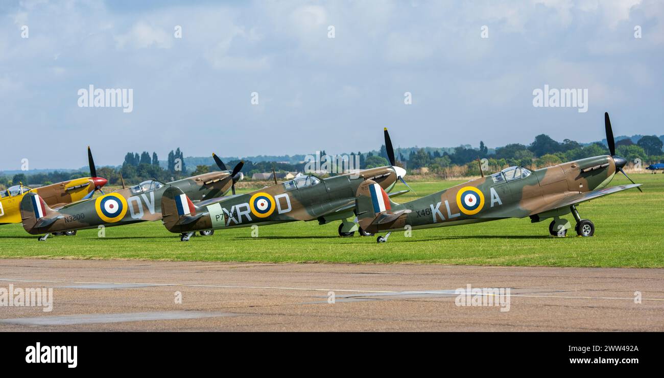 Supermarine Spitfire Mk 1a de droite à gauche : X4650, AR213 et N3200 au Duxford Air Show 2022, Duxford Airfield, Cambridgeshire, Angleterre, Royaume-Uni Banque D'Images