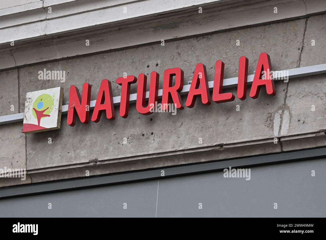 Naturalia illustration de panneaux commerciaux et de magasins à Lyon, France le 9 février 2024. Photo Julien Reynaud/APS-medias/ABACAPRESS.COM Banque D'Images Naturalia illustration de panneaux commerciaux et de magasins à Lyon, France le 9 février 2024. Photo Julien Reynaud/APS-medias/ABACAPRESS.COM Banque D'Images
