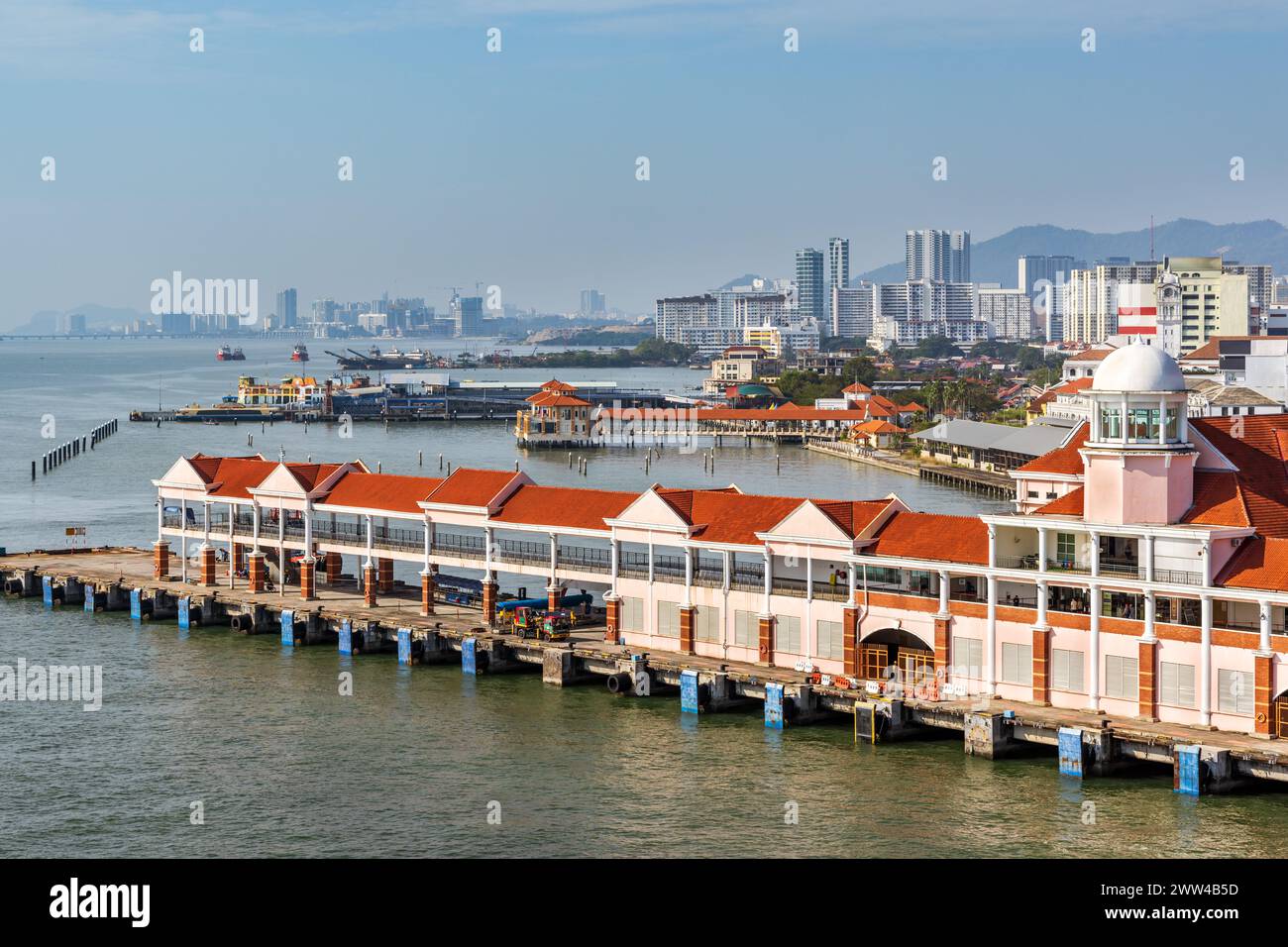 Terminal de croisière de Swettenham Pier, Georgetown, île de Penang, Malaisie. Vue depuis l'amarrage du bateau de croisière Banque D'Images