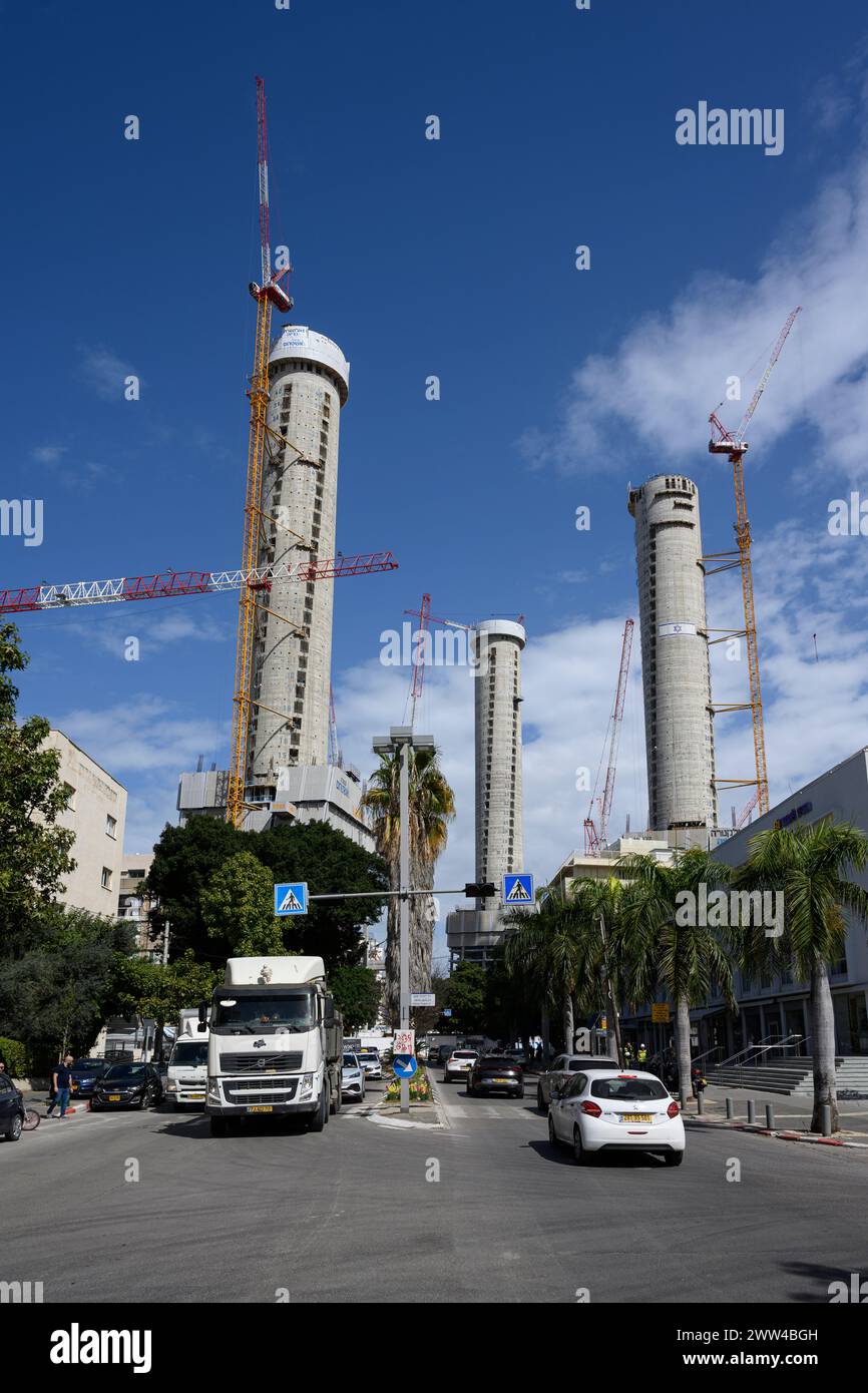 Construction d'une tour de grande hauteur photographiée à Kikar Hamedina, tel Aviv, Israël Banque D'Images