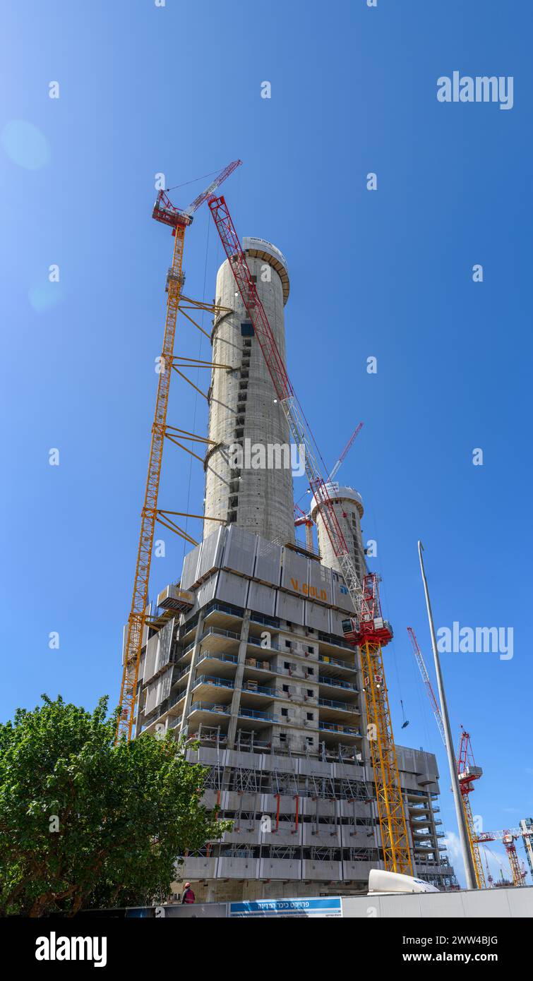 Construction d'une tour de grande hauteur photographiée à Kikar Hamedina, tel Aviv, Israël Banque D'Images