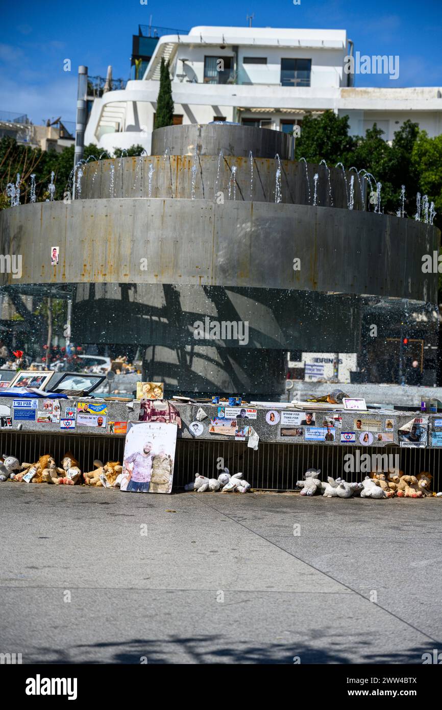 Tel Aviv, Israël - 4 mars 2024, Mémorial de la place Dizengoff, cadeaux et photos d'otages et de soldats tués par le Hamas pendant le 7 octobre 2023 ter Banque D'Images