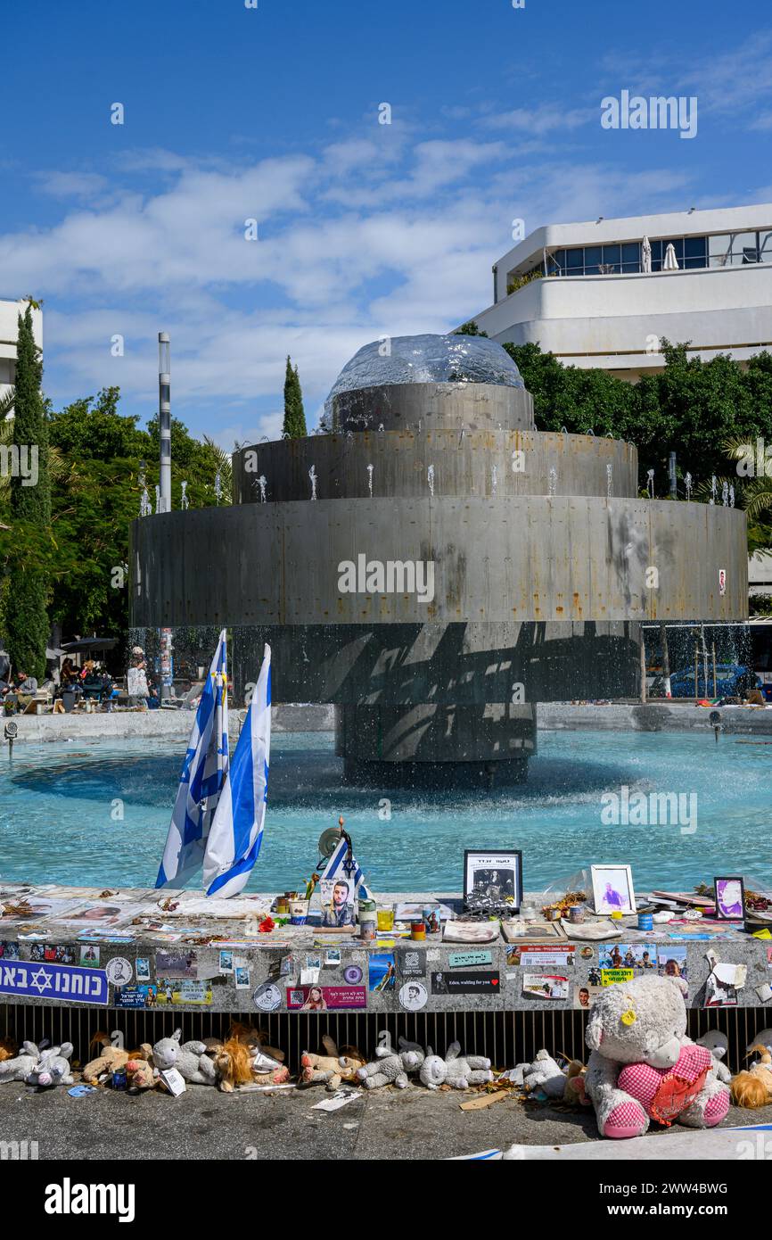 Tel Aviv, Israël - 4 mars 2024, Mémorial de la place Dizengoff, cadeaux et photos d'otages et de soldats tués par le Hamas pendant le 7 octobre 2023 ter Banque D'Images