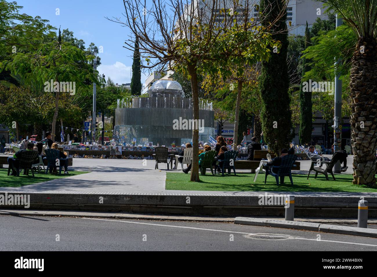 Tel Aviv, Israël - 4 mars 2024, Mémorial de la place Dizengoff, cadeaux et photos d'otages et de soldats tués par le Hamas pendant le 7 octobre 2023 ter Banque D'Images