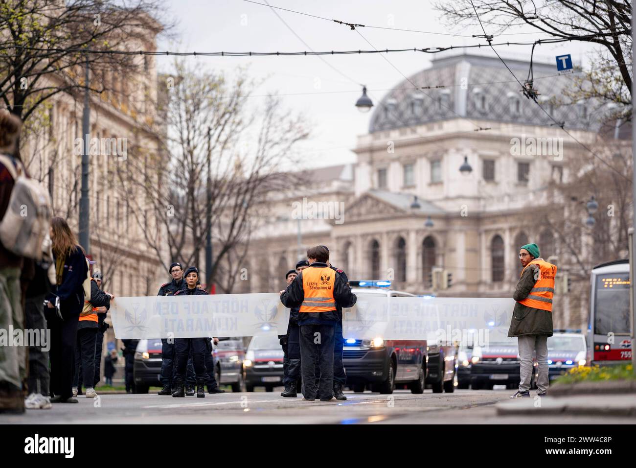 Wien, Österreich. 21 März 2024. Klimaaktivisten der Gruppe Letzte Generation Österreich BEI einem slow March von der Universität Wien weg. Vienne *** Vienne, Autriche le 21 mars 2024 les activistes climatiques du groupe Last Generation Austria lors d'une lente marche loin de l'Université de Vienne Vienne Banque D'Images