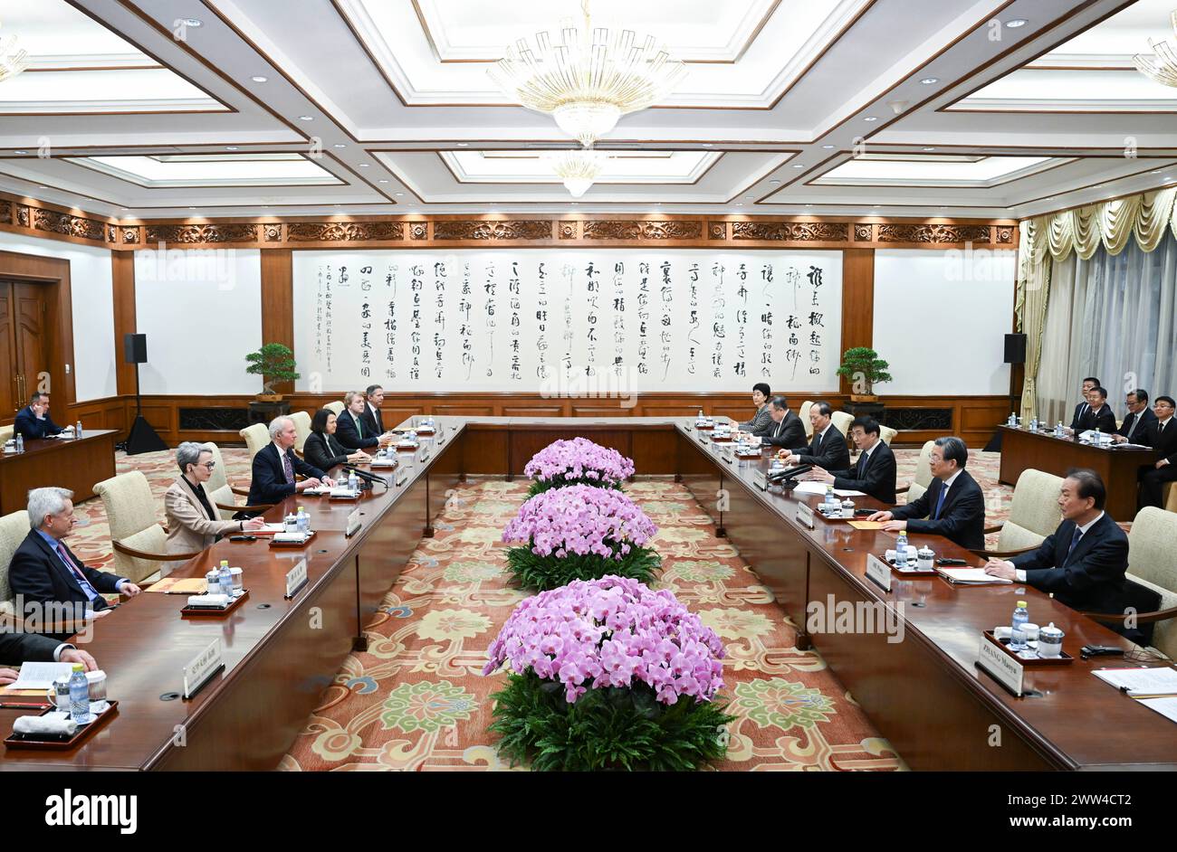 Pékin, Chine. 21 mars 2024. Wang Huning, président du Comité national de la Conférence consultative politique du peuple chinois, également membre du Comité permanent du Bureau politique du Comité central du Parti communiste chinois, rencontre une délégation de membres du Parlement britannique du Parti conservateur et du Parti travailliste, venus en Chine pour le 12ème Forum Chine-Royaume-Uni du leadership, à Pékin, capitale de la Chine, le 21 mars 2024. Crédit : Zhang Ling/Xinhua/Alamy Live News Banque D'Images