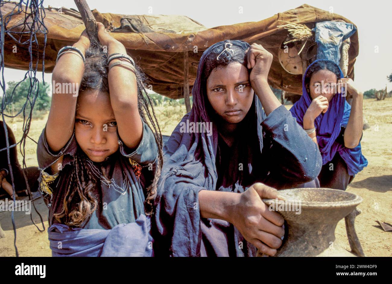 Niger, famille Nomad ou Touareg dans leur cabane temporaire dans la région du Sahel près de Bouza. Banque D'Images