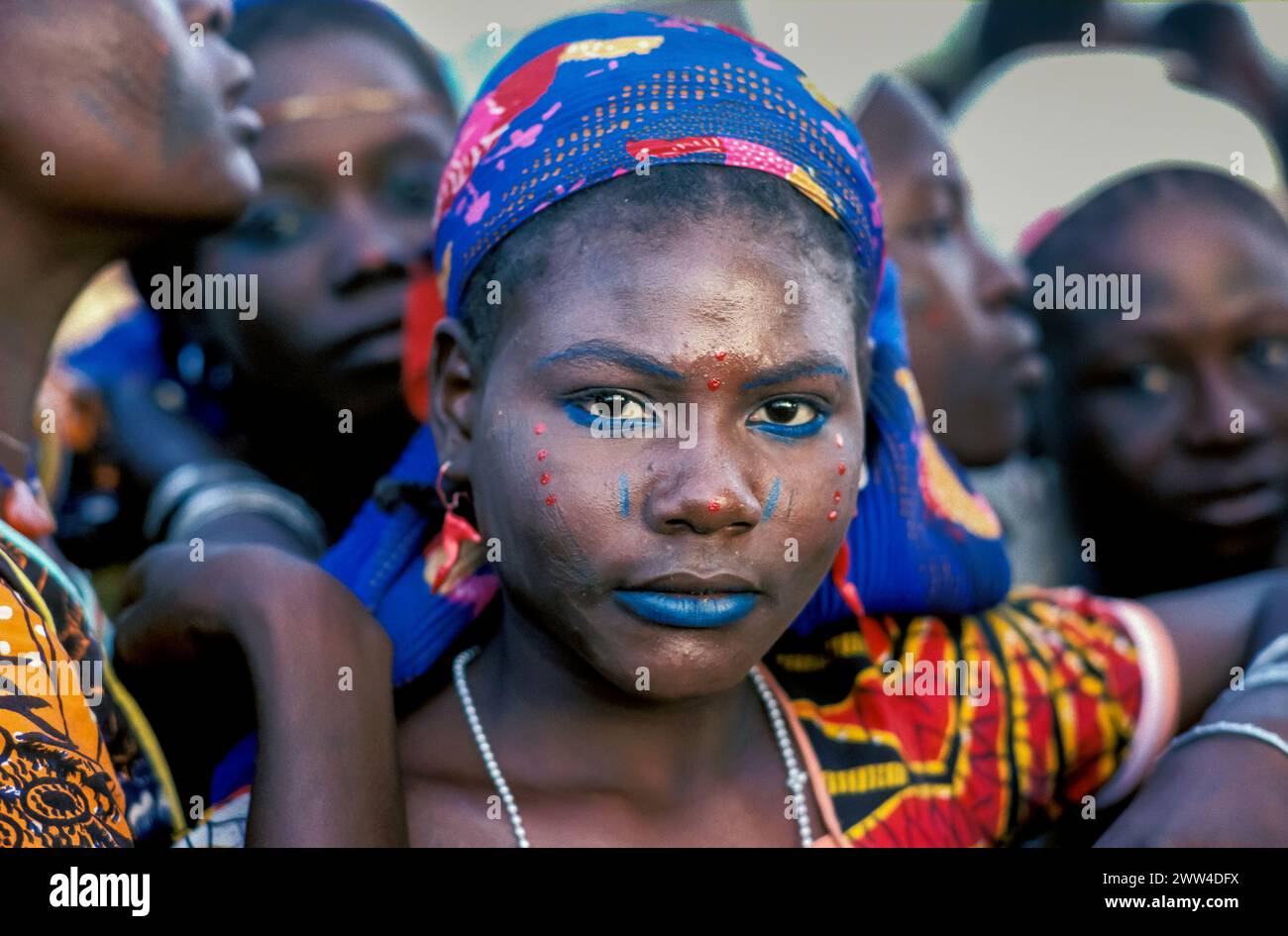 Niger, portrait d'une femme de la tribu Haussa, au maquillage traditionnel dans le village de Bouza le jour du marché. Banque D'Images