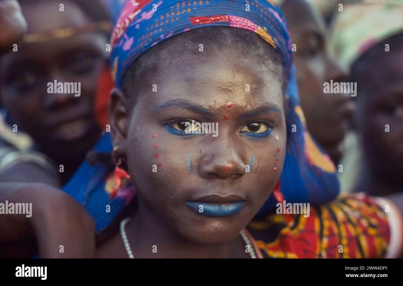 Niger, portrait d'une femme de la tribu Haussa, au maquillage traditionnel dans le village de Bouza le jour du marché. Banque D'Images