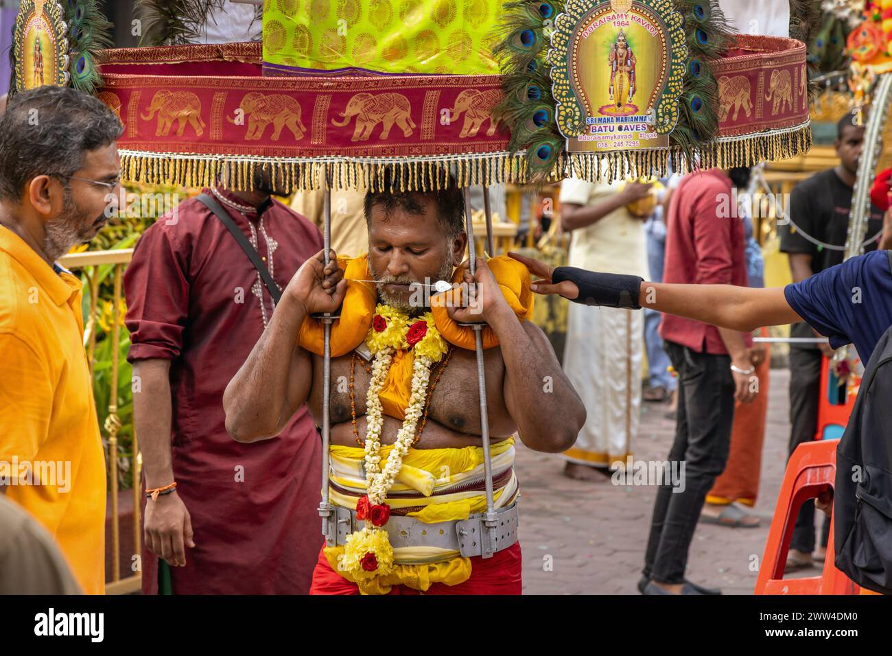 Homme portant du kavadi au festival hindou de Thaipusam dans les grottes de Batu en Malaisie, Kuala Lumpur Banque D'Images