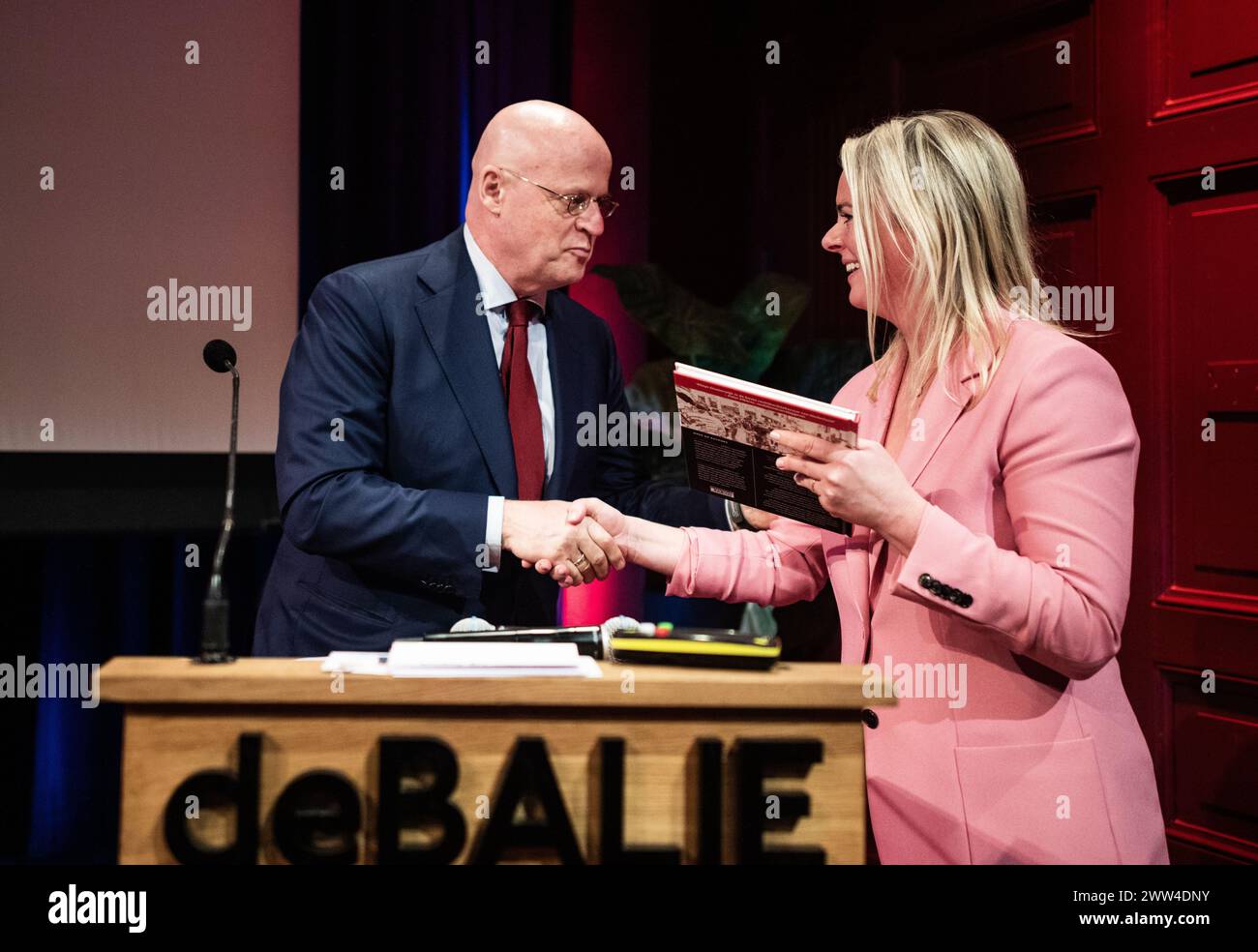 AMSTERDAM - la journaliste criminelle Marieke de Witte a remis le premier exemplaire à l'ancien ministre de la Justice Ferd Grapperhaus lors de la présentation du livre MARENGO - le procès le plus malade et le plus empoisonné de tous les temps. L’illustrateur judiciaire Aloys Oosterwijk et la journaliste criminelle Marieke de Witte ont rendu compte de l’important processus de liquidation de Marengo pendant six ans. ANP EVA PLEVIER pays-bas OUT - belgique OUT Banque D'Images