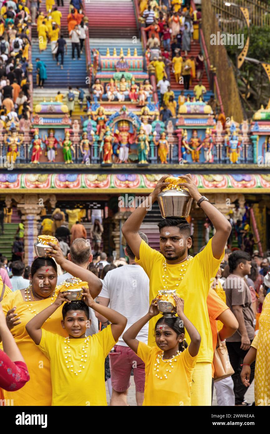Famille portant des pots au festival hindou de Thaipusam au temple hindou de Batu Caves en Malaisie à Kuala Lumpur Banque D'Images Famille portant des pots au festival hindou de Thaipusam au temple hindou de Batu Caves en Malaisie à Kuala Lumpur Banque D'Images