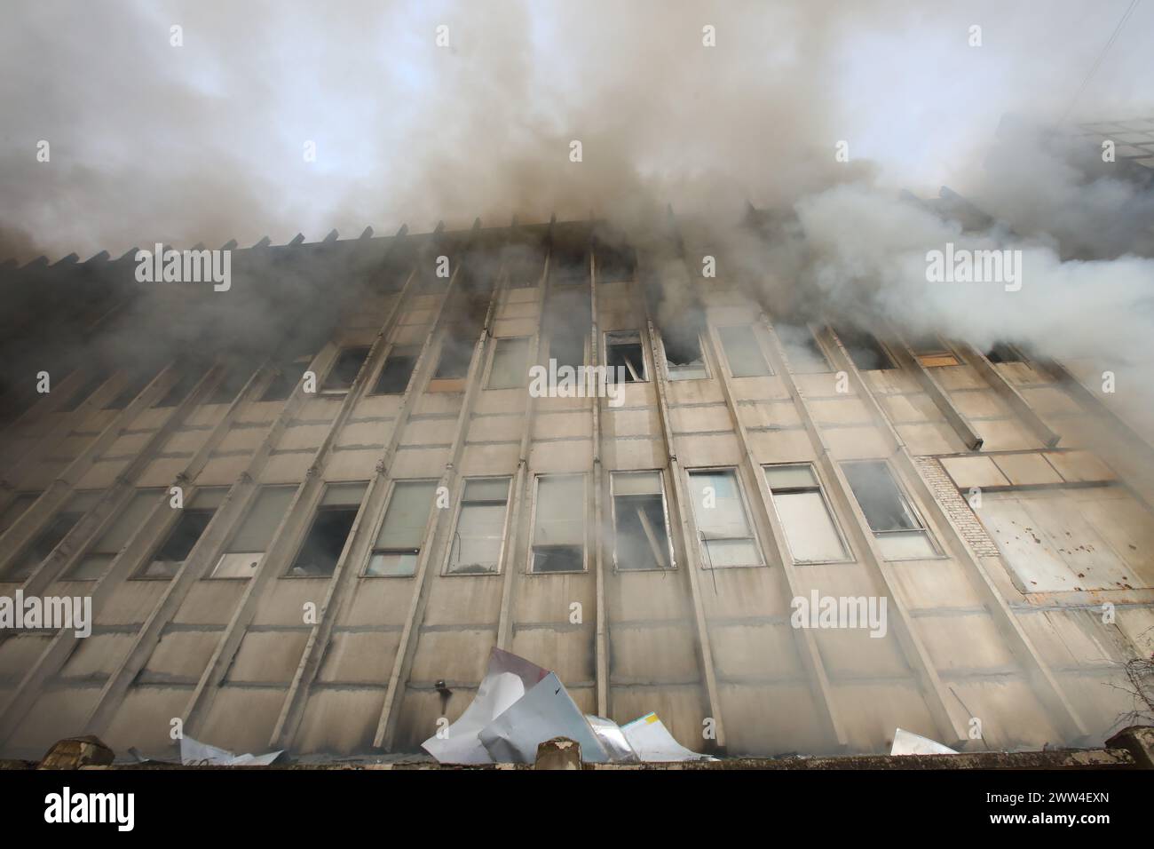KHARKIV, UKRAINE - 20 MARS 2024 - suite à une attaque de missile russe contre une entreprise privée, Kharkiv, dans le nord-est de l'Ukraine. Banque D'Images