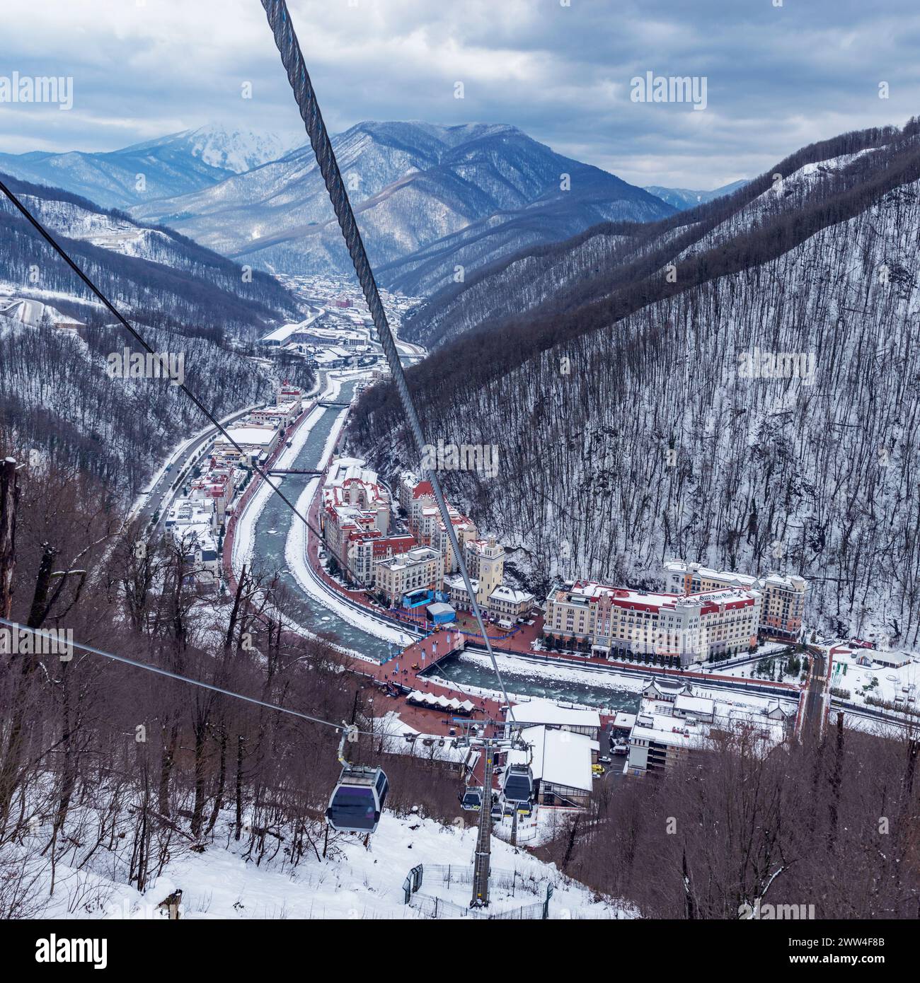 Vue sur la montagne depuis le téléphérique. Station de ski de Roza Khutor. Russie. Banque D'Images