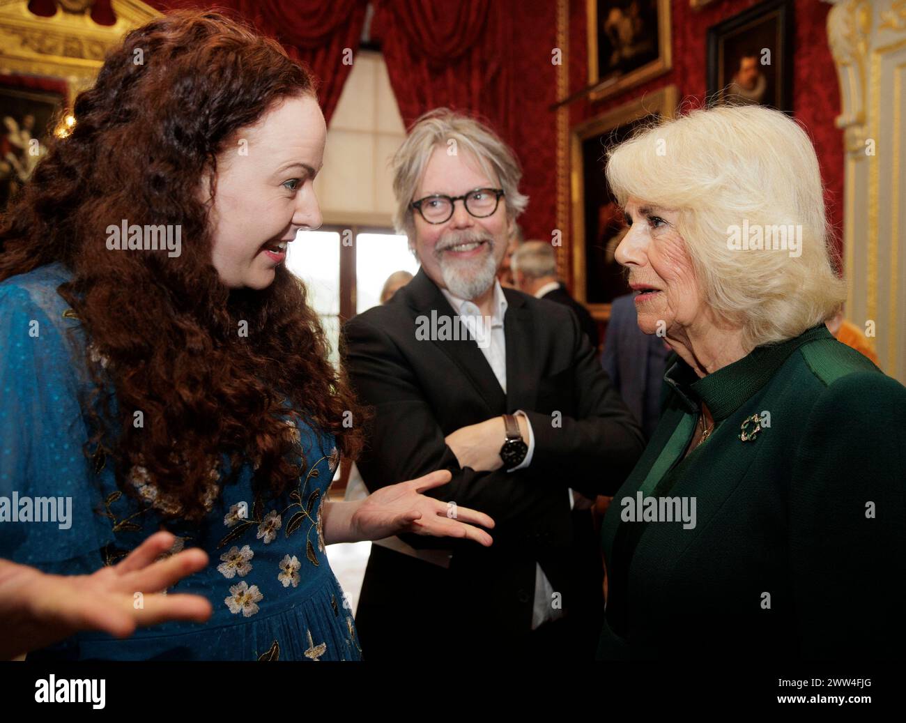 La reine Camilla s'entretient avec la poète Alice McCullough et l'auteur-compositeur-interprète Anthony toner lors d'une réception dans la salle de lecture de la reine pour marquer la Journée mondiale de la poésie au château de Hillsborough à Belfast, dans le cadre de sa visite officielle de deux jours en Irlande du Nord. Date de la photo : jeudi 21 mars 2024. Banque D'Images