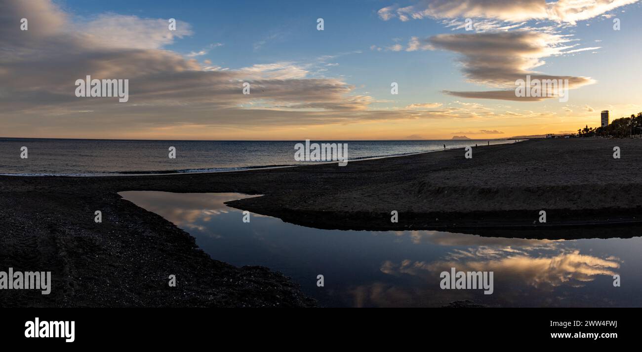 Atardecer en la playa de Estepona que ofrece un escenario de serenidad y belleza costera. España Banque D'Images