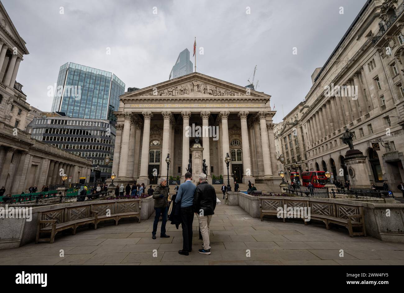 Londres, Royaume-Uni : The Royal Exchange dans la ville de Londres situé à la jonction de la Banque entre Threadneedle Street (L) et Cornhill (R). Banque D'Images