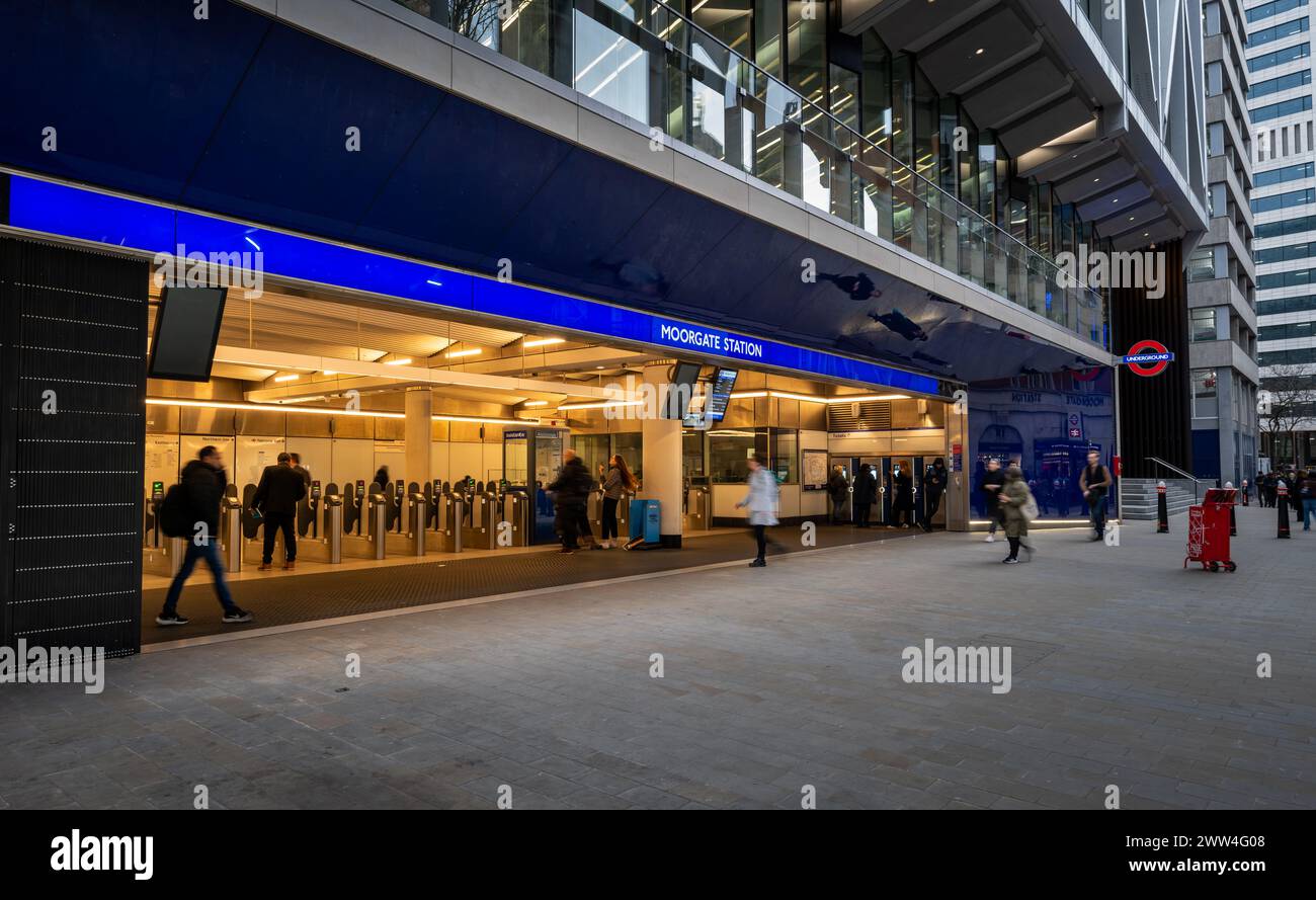 Londres, Royaume-Uni : les gens à l'entrée de la station de métro Moorgate dans la ville de Londres. Banque D'Images