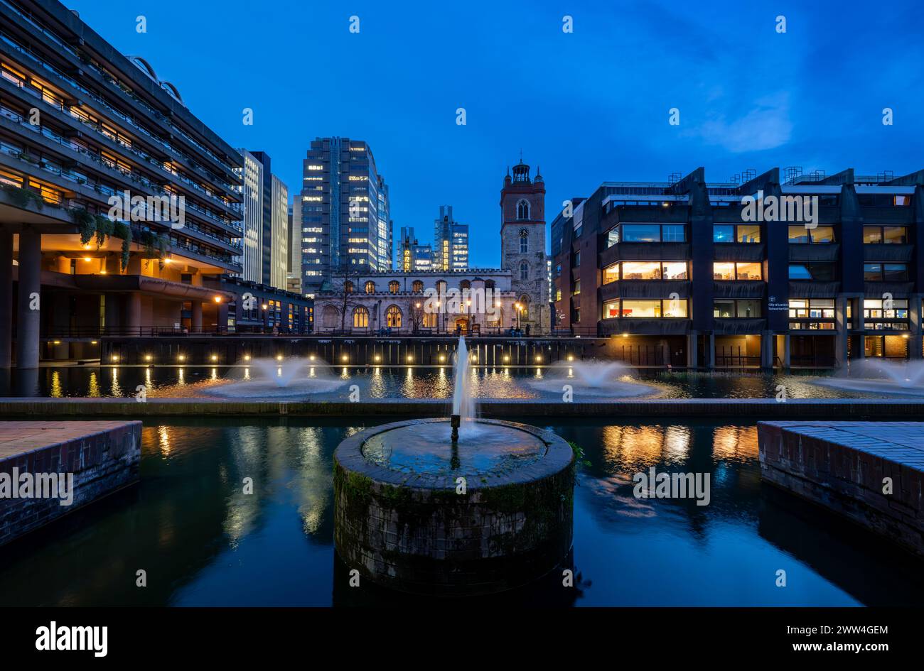 Londres, Royaume-Uni : église, lac artificiel et fontaines sur le domaine Barbican dans la ville de Londres. Banque D'Images