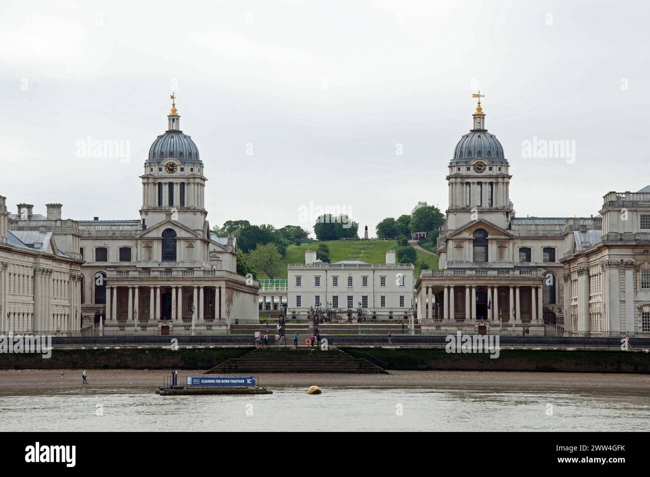 Vue du Royal Naval College et de Queen's House, Greenwich, South London, Royaume-Uni, depuis la rive nord de la Tamise Banque D'Images