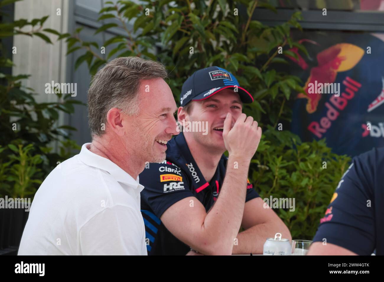 Melbourne, Australie. 21 mars 2024. Christian Horner, directeur de l'équipe Oracle Red Bull Racing, et Max Verstappen, des pays-Bas, ont vu rire dans le paddock avant le Grand Prix de F1 d'Australie sur le circuit du Grand Prix Albert Park à Melbourne. (Photo de George Hitchens/SOPA images/SIPA USA) crédit : SIPA USA/Alamy Live News Banque D'Images