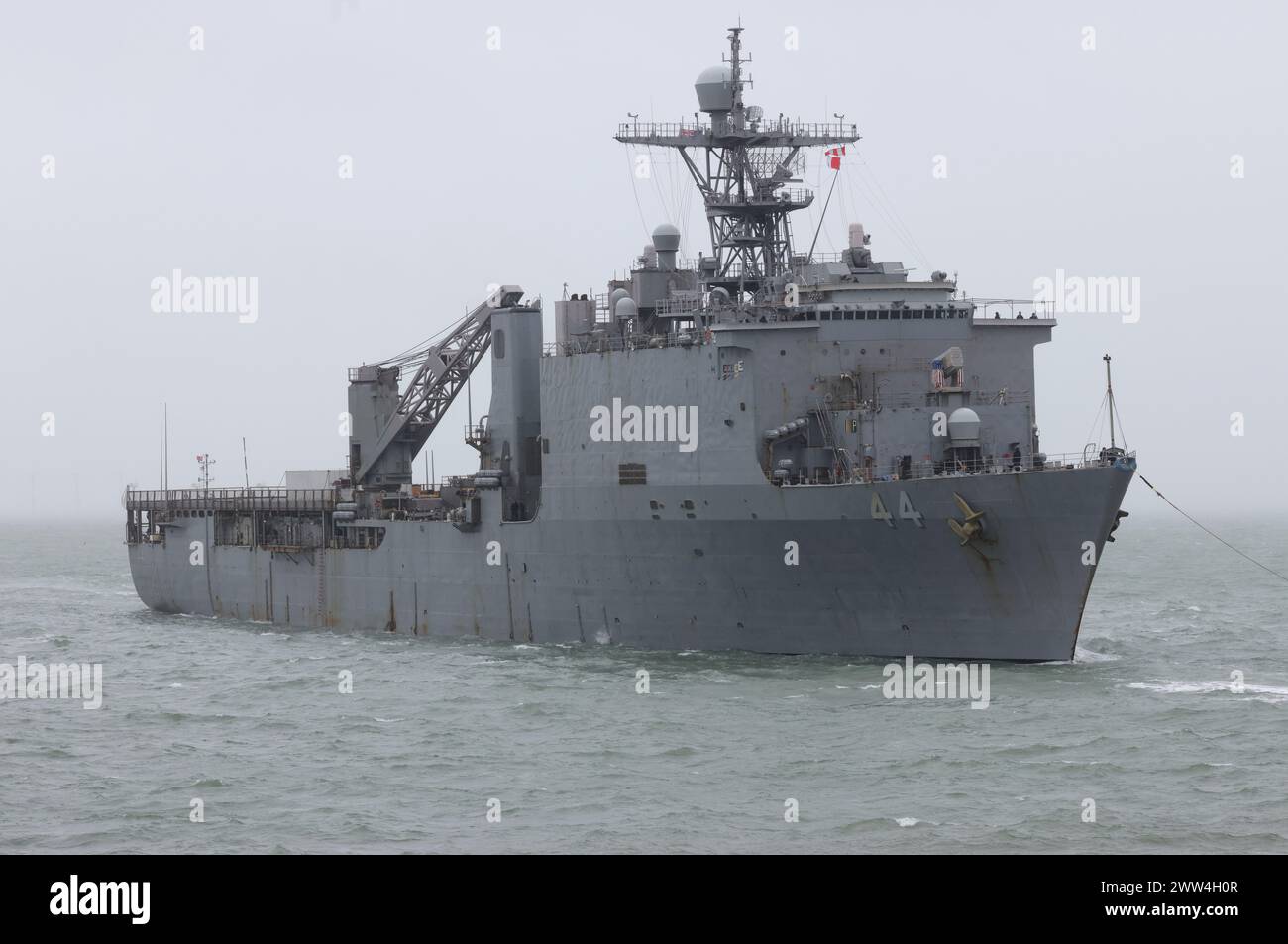 Le navire de débarquement USS GUNSTON HALL (LSD-44) arrive à la base navale par mauvais temps Banque D'Images