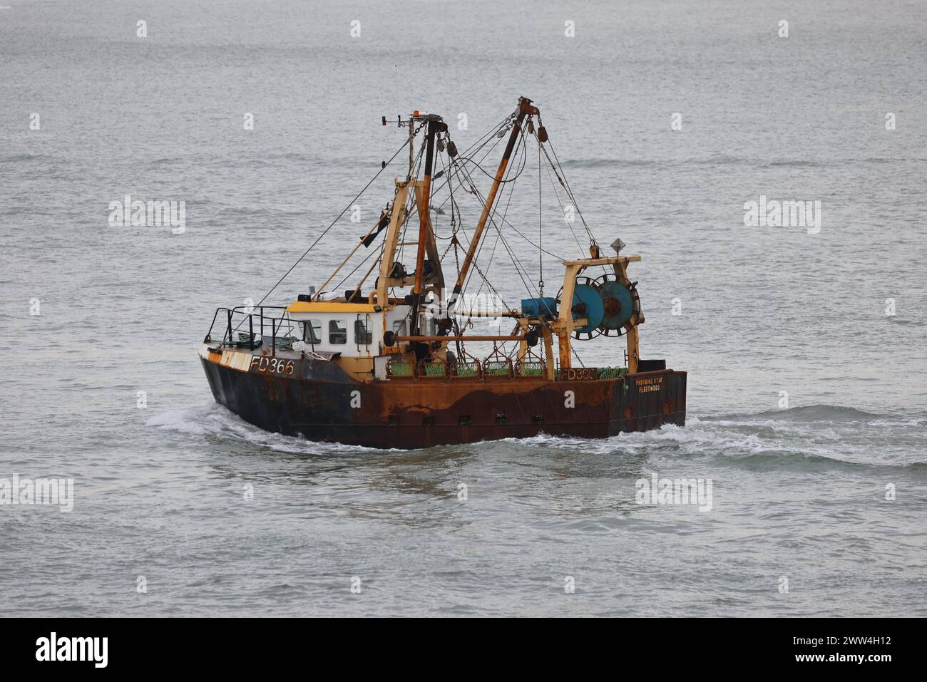 Le navire de pêche à moteur immatriculé Plymouth PROVIDING STAR (FD366) quitte le port et se dirige vers le Solent Banque D'Images