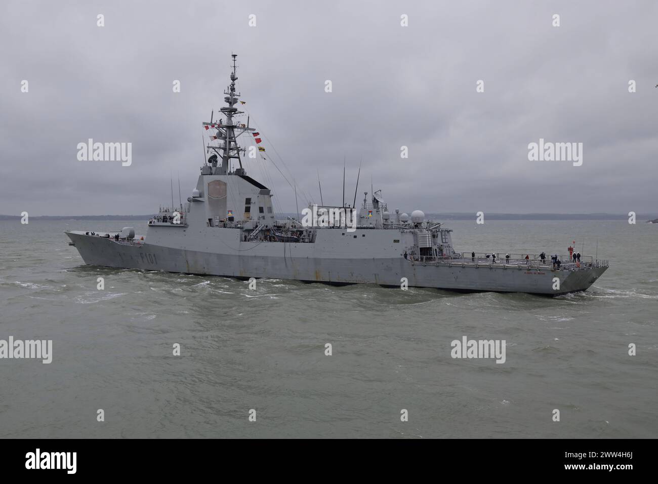 La frégate de missiles guidés ESPS ALVARO DE Bazan (F101) de la marine espagnole quitte le port Banque D'Images